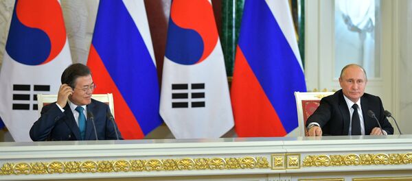 El presidente surcoreano, Moon Jae-in, y el presidente de Rusia, Vladímir Putin, en Moscú - Sputnik Mundo