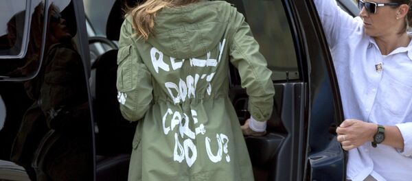 Melania Trump en una chaqueta provocadora - Sputnik Mundo