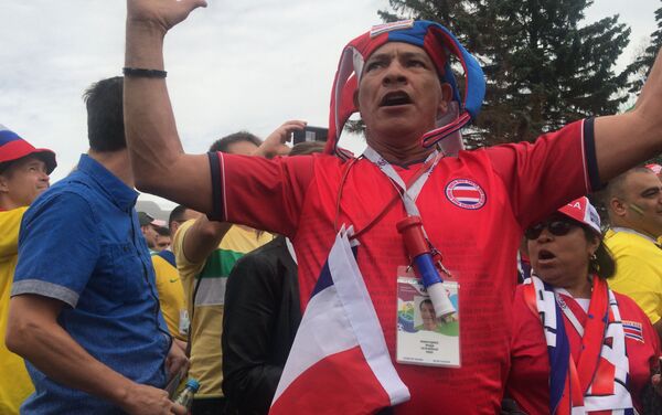 Antes del partido, ver a un costarricense dándolo todo bailando ante el estadio era completamente normal Antes del partido, ver a un costarricense dándolo todo bailando ante el estadio era completamente normal - Sputnik Mundo