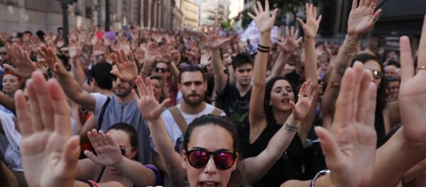 El feminismo sale a la calle en España tras la liberación de cinco violadores condenados - Sputnik Mundo