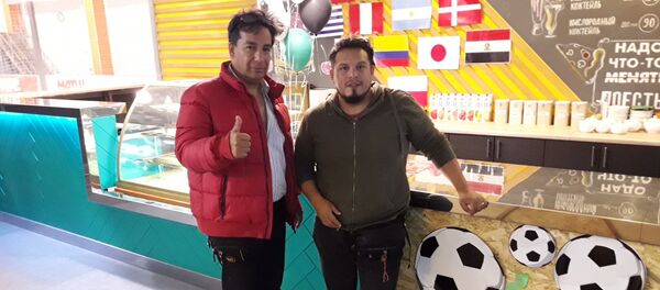 Los cineastas peruanos Antonio Landeo Vega y Víctor Hugo Salarrayan Rengifo - Sputnik Mundo