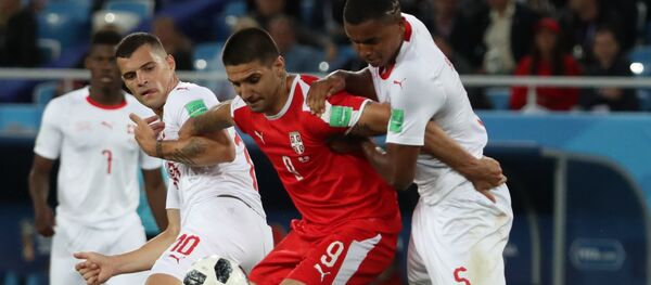 El delantero de la selección de Serbia, Alexandr Mitrovic (en el centro) - Sputnik Mundo