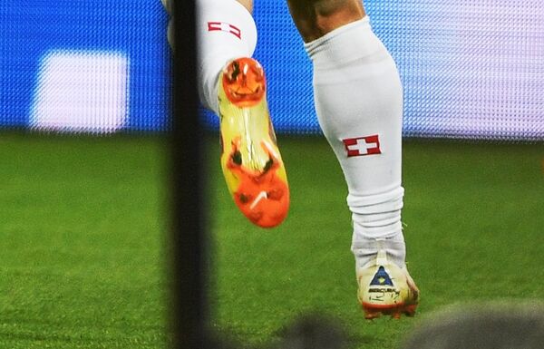 La bota de Shaqiri con la bandera de Kosovo - Sputnik Mundo