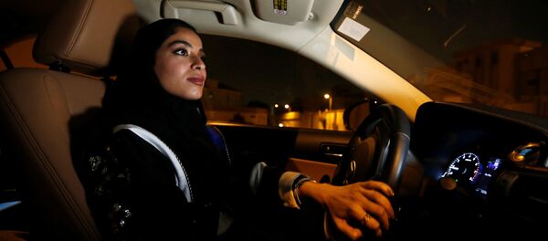 Una mujer conduce un coche en  Riad, Arabia Saudí - Sputnik Mundo