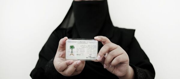 Una mujer saudí muestra su carnet de conducir  - Sputnik Mundo