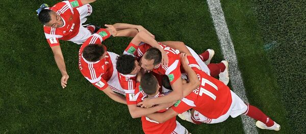 El partido Rusia-Egipto, los rusos celebran un gol - Sputnik Mundo