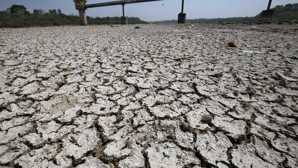 Bomba de agua en la cuenca seca del río Sabarmati, en la India (archivo) - Sputnik Mundo