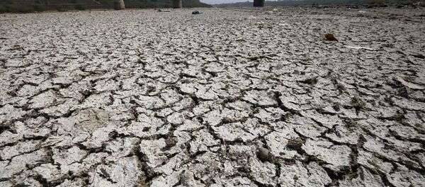Bomba de agua en la cuenca seca del río Sabarmati, en la India (archivo) - Sputnik Mundo