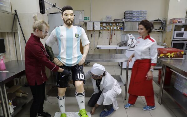 La tarta de 60 kilogramos, fabricada por una chocolatería de Moscú, que representa la estatua de Lionel Messi La tarta de 60 kilogramos, fabricada por una chocolatería de Moscú, que representa la estatua de Lionel Messi - Sputnik Mundo