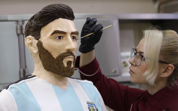 La tarta de 60 kilogramos, fabricada por una chocolatería de Moscú, que representa la estatua de Lionel Messi La tarta de 60 kilogramos, fabricada por una chocolatería de Moscú, que representa la estatua de Lionel Messi - Sputnik Mundo