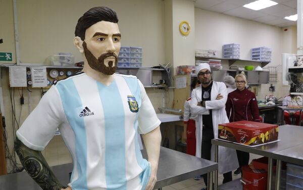 La tarta de 60 kilogramos, fabricada por una chocolatería de Moscú, que representa la estatua de Lionel Messi La tarta de 60 kilogramos, fabricada por una chocolatería de Moscú, que representa la estatua de Lionel Messi - Sputnik Mundo