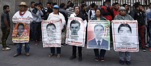 Familiares de los 43 estudiantes desaparecidos en Ayotzinapa - Sputnik Mundo