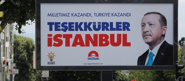 La gente camina frente a un cartel del presidente de Turquía, Tayyip Erdogan. El cartel dice: Nuestra gente ganó, Turquía ganó, gracias Estambul. - Sputnik Mundo