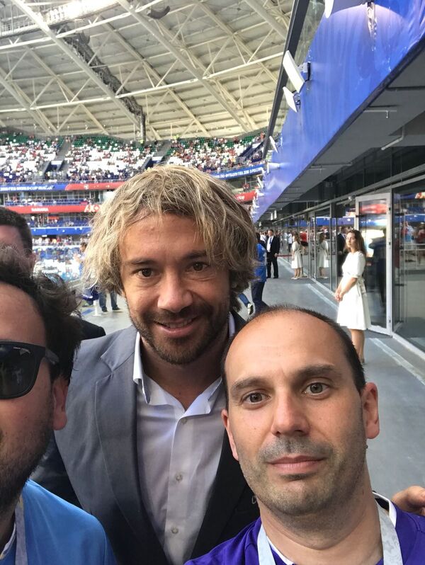Hinchas uruguayos en el estadio de Samara, Rusia, con el jugador de fútbol Diego Lugano. - Sputnik Mundo