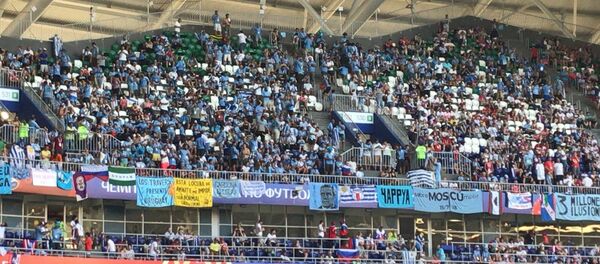 Hinchada uruguaya en el estadio de Samara, Rusia. - Sputnik Mundo