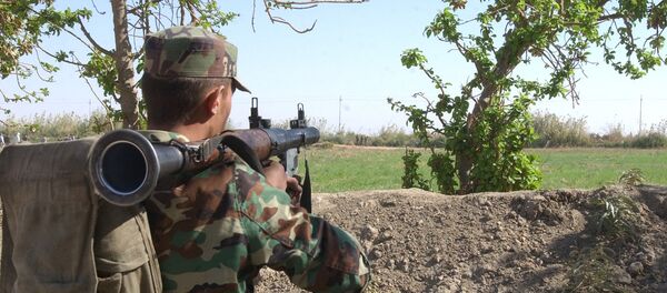 Un policía fronterizo sirio en la provincia de Abu Kamal - Sputnik Mundo