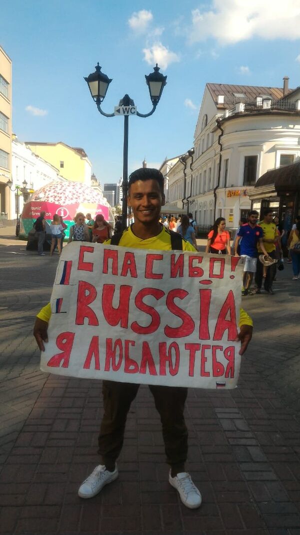 Milton Rivera. Para agradecer al pueblo ruso por una acogida cálida, el colombiano hizo un cartel con las palabras: Gracias, Rusia. Te quiero. - Sputnik Mundo