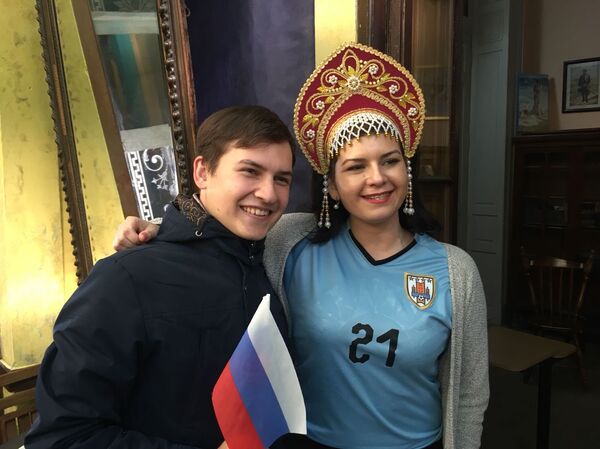 El estudiante ruso Román Troián y la joven uruguaya de origen ruso Anahí Papov, en la fiesta por el partido Uruguay Rusia en el CC Máximo Gorki de Montevideo - Sputnik Mundo