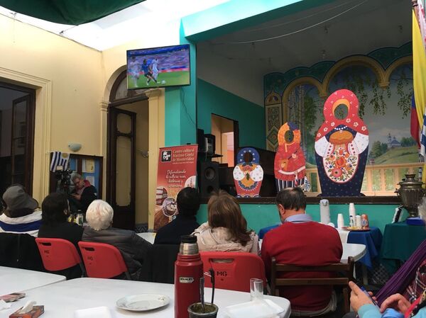 La colectividad rusa de Montevideo mira el partido Uruguay Rusia - Sputnik Mundo