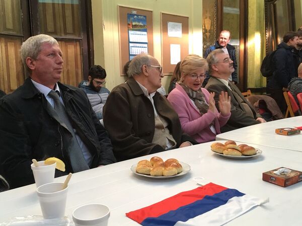 Mesa del embajador ruso, Nikolay Sofinskiy -a la derecha-, en los festejos por el partido Uruguay-Rusia en el CC Máximo Gorki de Montevideo - Sputnik Mundo