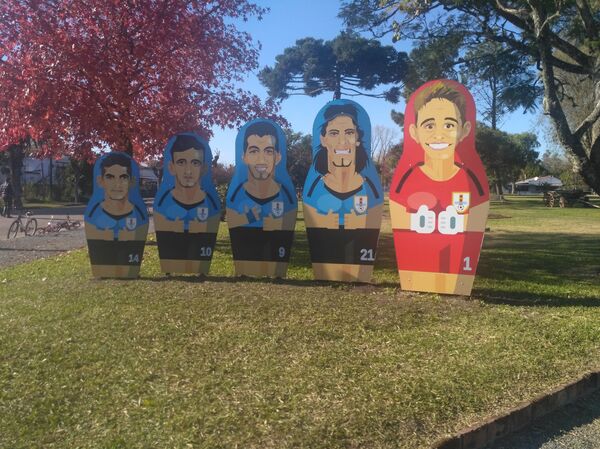 Gigantografías de cinco jugadores de la selección uruguaya junto a las tradicionales matrioshkas de la plaza Libertad de la localidad uruguaya de San Javier.  - Sputnik Mundo