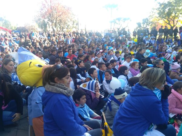 Hinchada con la mascota El Pato Celeste - Sputnik Mundo