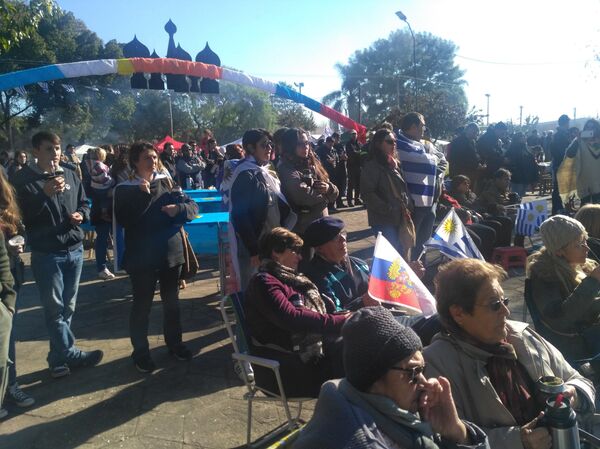 Victor Uruguay Mello con banderas de Rusia y Uruguay - Sputnik Mundo