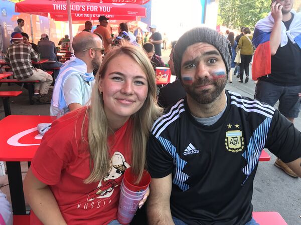 Las intenciones de un hincha argentino con la bandera de Rusia en las mejillas Las intenciones de un hincha argentino con la bandera de Rusia en las mejillas - Sputnik Mundo