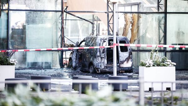 Una furgoneta de reparto embistió la sede del diario De Telegraaf en Ámsterdam - Sputnik Mundo