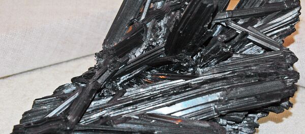 La estibnita, la mena principal del antimonio - Sputnik Mundo