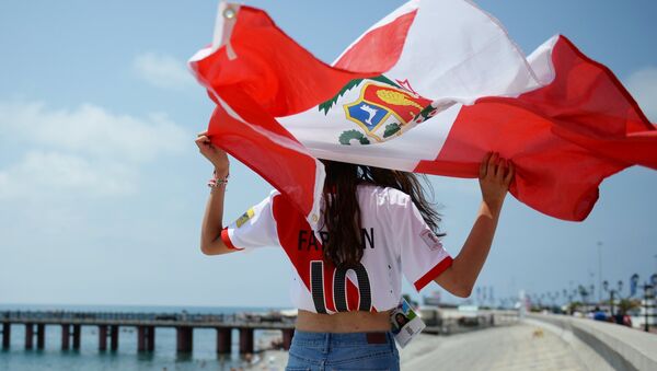 Una hincha con la bandera de Perú - Sputnik Mundo