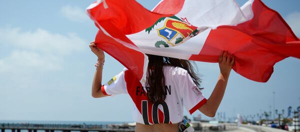 Una hincha con la bandera de Perú - Sputnik Mundo