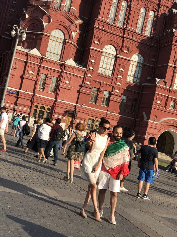 Un hincha iraní sacándose una foto con una joven en la plaza Manézhnaya de Moscú - Sputnik Mundo