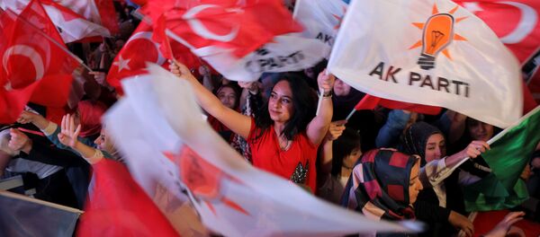 Los partidarios del partido de la Justicia y el Desarrollo (AKP) turco - Sputnik Mundo