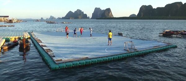 Fútbol sobre el agua: la pasión por el deporte rey supera todos los obstáculos - Sputnik Mundo