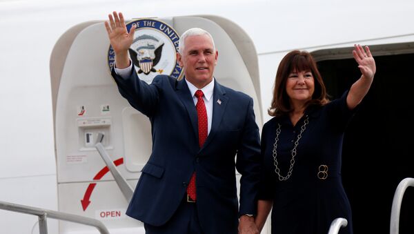 El vicepresidente de EEUU, Mike Pence, con su esposa - Sputnik Mundo