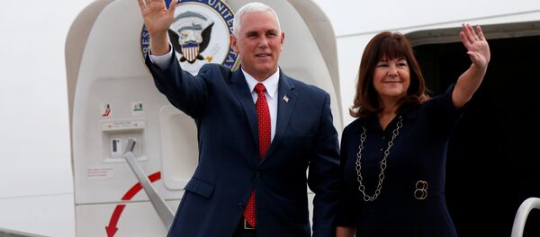 El vicepresidente de EEUU, Mike Pence, con su esposa - Sputnik Mundo