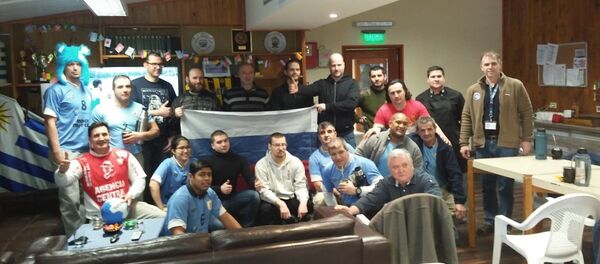 Rusos y uruguayos en la Base Antártica Artigas durante el partido Rusia-Uruguay - Sputnik Mundo