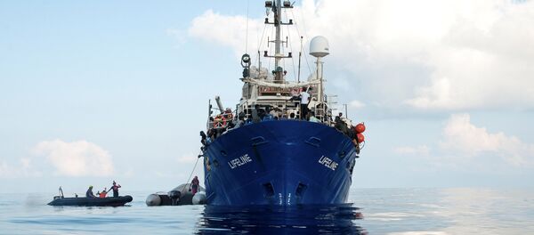 Migrantes en un buque de rescate (imagen referencial) - Sputnik Mundo