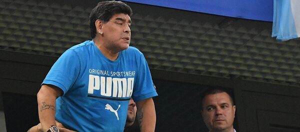 Exfutbolista argentino Diego Maradona mirando el partido Argentina-Nigeria el 26 de junio 2018 en la ciudad rusa Rostov-del-Don - Sputnik Mundo
