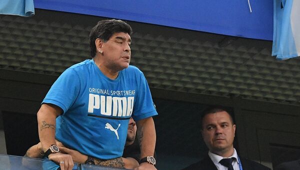 Exfutbolista argentino Diego Maradona mirando el partido Argentina-Nigeria el 26 de junio 2018 en la ciudad rusa Rostov-del-Don - Sputnik Mundo