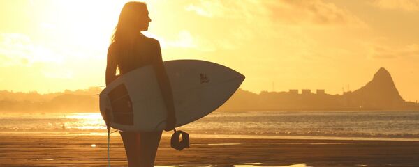 Una chica con una tabla de surf (imagen referencial) - Sputnik Mundo