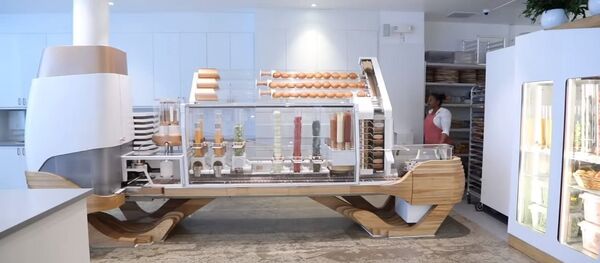 Un robot que sabe cocinar hamburguesas Un robot que sabe cocinar hamburguesas - Sputnik Mundo