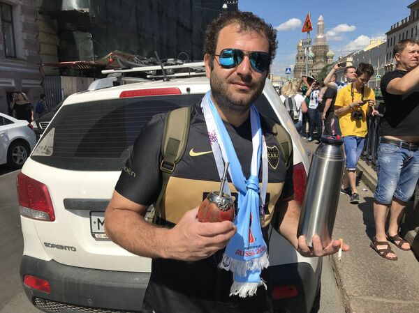 Un hincha argentino por las calles de San Petersburgo bebe mate - Sputnik Mundo