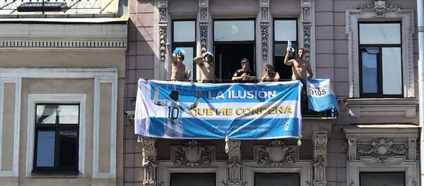 Unos hinchas argentinos animan a su selección desde un balcón en San Petersburgo - Sputnik Mundo