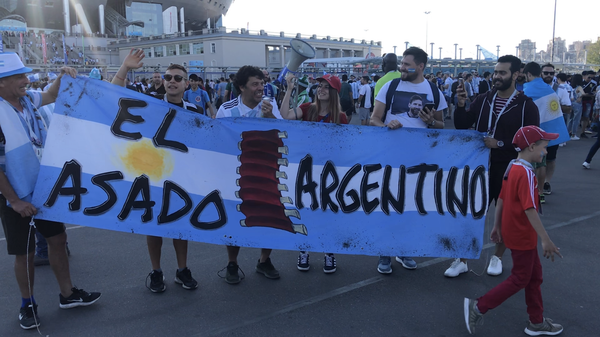 Un grupo de hinchas argentinos delante del estadio de San Petersburgo - Sputnik Mundo