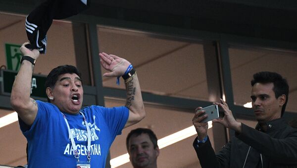 Exfutbolista argentino Diego Maradona mirando el partido Argentina-Nigeria el 26 de junio 2018 en la ciudad rusa Rostov-del-Don - Sputnik Mundo