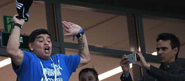 Exfutbolista argentino Diego Maradona mirando el partido Argentina-Nigeria el 26 de junio 2018 en la ciudad rusa Rostov-del-Don - Sputnik Mundo