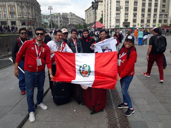 Frank Núñez Garzón con sus compatriotas en Moscú - Sputnik Mundo