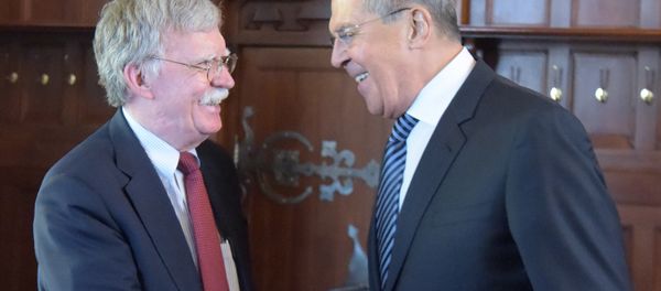 El ministro de Exteriores de Rusia, Serguéi Lavrov, con el asesor de Seguridad Nacional de EEUU, John Bolton - Sputnik Mundo